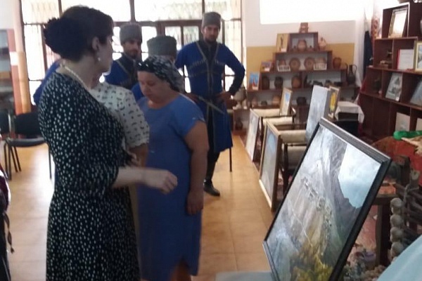 Передвижная выставка «Мир талантов» открылась в Кумторкалинском муниципальном культурно-досуговом центре.