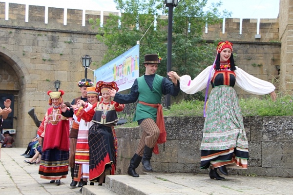 Участники VIII Международного фестиваля фольклора и традиционной культуры «Горцы» выступили в древнем Дербенте