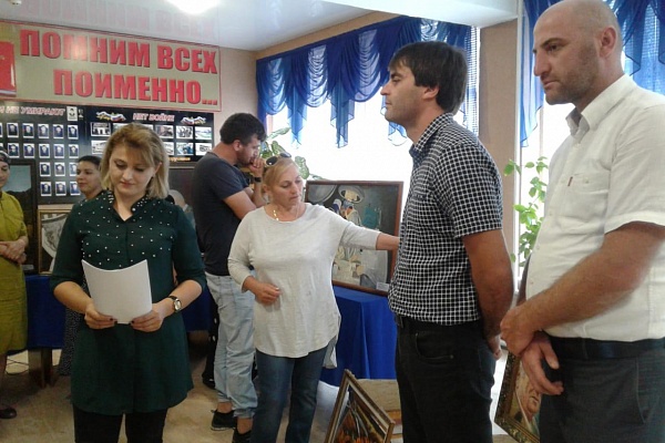 В Новолакском районном Центре культуры открылась передвижная выставка художников-любителей «Мир талантов»
