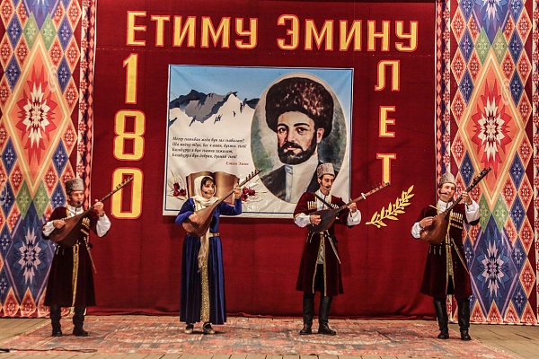 Сегодня в с.Касумкент прошел III Республиканский фестиваль народной песни «Кюринские зори», посвященный 180-летию со дня рождения лезгинского поэта Етим Эмина.