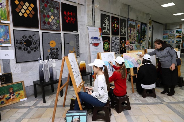 Выставка детского художественного творчества и арт-площадка «Рисуют дети»