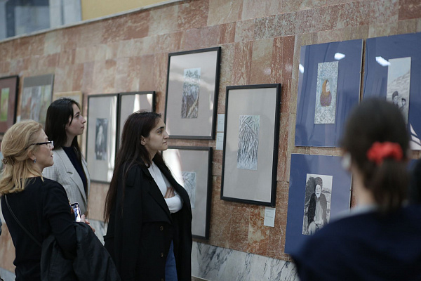 В Махачкале состоялось открытие выставки самодеятельной художницы Асият Идрисовой «Тропинки Асият из Хубара»