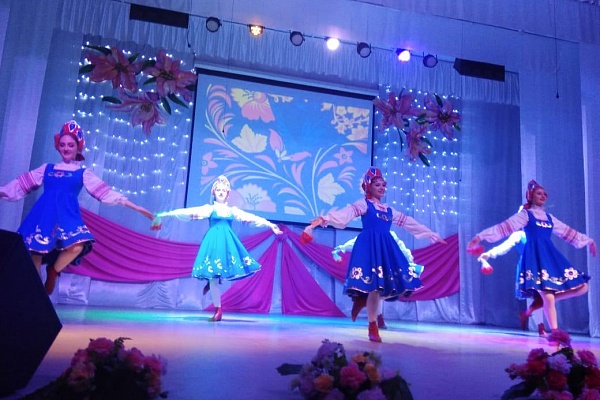 Сегодня хореографический Народный коллектив «Натали» г.Кизляра отмечает 15-летний юбилей. Руководителем и идейным вдохновителем ансамбля является Алла Коваленко, ведь именно благодаря ее таланту, целеустремленности, желанию научить детей танцевать, и был 