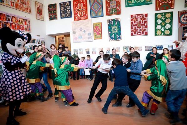 В этноцентре «Кайтаги» прошел благотворительный концерт для детей-сирот и детей-инвалидов «Волшебный праздник детства», посвященный Старому Новому году.