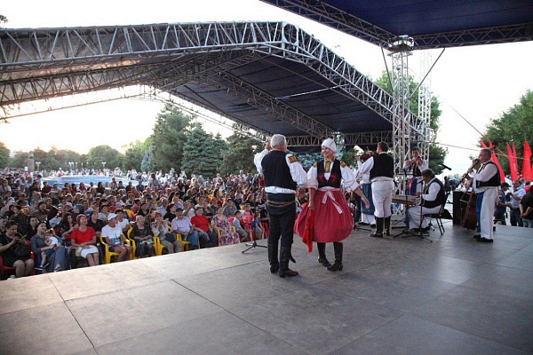 Каждый день по вечерам в приморском парке на площадке у Аварского театра в рамках IX Международного фестиваля фольклора и традиционной культуры «Горцы» проходят концерты «Фестивальные открытки».