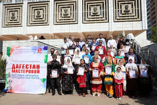 29 мастеров народных промыслов из 18 муниципалитетов республики стали участниками выставки-ярмарки «Дагестан мастеровой», которая прошла сегодня в День единства народов Дагестана. 