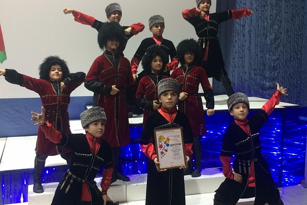 Детский образцовый ансамбль танца «Сари-хум» выехал в г.Астрахань для участия в Прикаспийском телевизионном фестивале-конкурсе юных маэстро «Золотой ключик», который проводится в рамках Года театра.