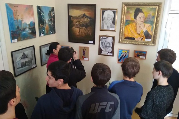 Сегодня в г.Хасавюрте  открылась  передвижная Республиканская фестиваль-выставка наивного изобразительного искусства «Мир талантов».