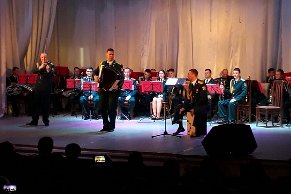 12 февраля в Центре культуры города Кизляра в рамках Года памяти и славы в честь 75-летия Великой Победы состоялся праздничный концерт.