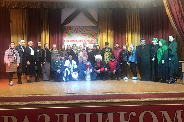 Фольклорный ансамбль «Ахвах» выступил с праздничным концертом в Центре традиционной культуры с.Ботлих Ботлихского района. 