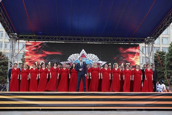 9 мая, в День Победы, в столице республике на площади им.Ленина прошел Республиканский фестиваль народной культуры «Традиции отцов»