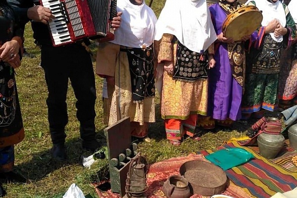 «Творческий десант» выступили с программой Образцовый детский вокальный ансамбль «Элегия» г. Кизилюрта и фольклорный ансамбль «Вихлинка» Кулинского района.