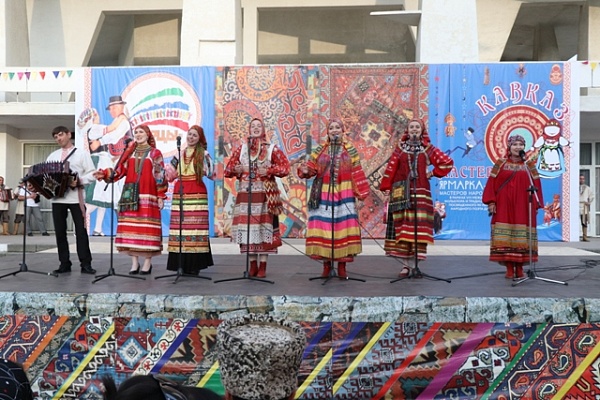 Завершился первый концерт «Фестивальные открытки» в рамках Международного фестиваля фольклора и традиционной культуры «Горцы»