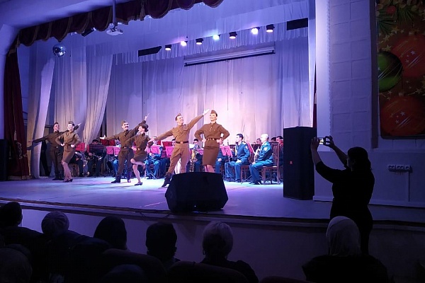 12 февраля в Центре культуры города Кизляра в рамках Года памяти и славы в честь 75-летия Великой Победы состоялся праздничный концерт.