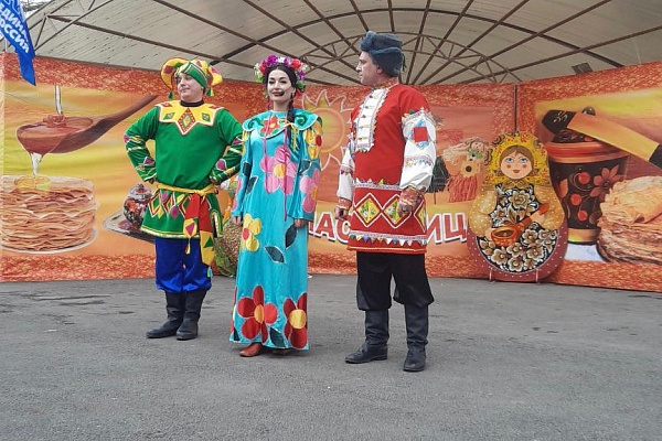 В рамках календаря культурно-досуговых мероприятий муниципалитетов республики в Кизлярском районе и г.Кизляре весело провели Масленицу
