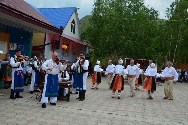 29 июня в рамках IX Международного фестиваля фольклора и традиционной культуры «Горцы» Танцевальный ансамбль «Олдсава» из Чехии выехал в Шамильский район.
