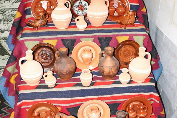 Республиканский дом народного творчества проводит мастер-класс по гончарному промыслу Дагестана  – сулевкентской поливной керамике.