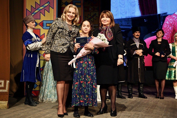 Сегодня в зале Кумыкского театра состоялась церемония награждения и гала-концерт лауреатов Премии Правительства РД "Душа Дагестана" за 2018 год.