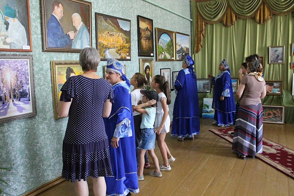 Передвижная выставка «Мир талантов» прибыла в Кизлярский район.