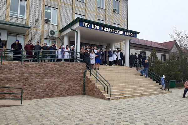 Народная эстрадная группа «Метроном» Кизлярского района на автоклубе выступила во дворе Центральной районной больницы в г.Кизляре. 
