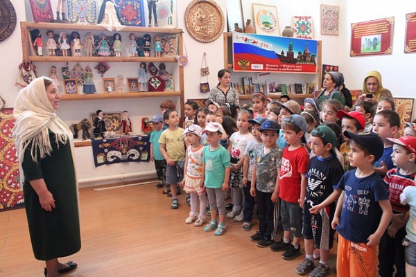 В рамках Дня России в Кайтагском районе открылась выставка «Куклы народов России»