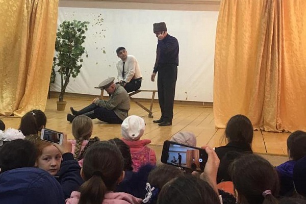 23 января в рамках проекта «Творческий десант» народный театр имени И.Муцалханова Бабаюртовского района выехал в Кумторкалинский район.