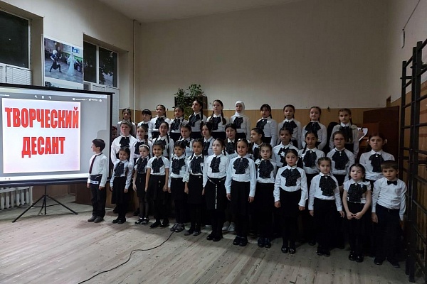 «Творческий десант» выступили с программой Образцовый детский вокальный ансамбль «Элегия» г. Кизилюрта и фольклорный ансамбль «Вихлинка» Кулинского района.