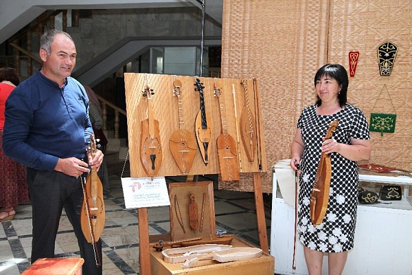  В Национальной библиотеке им. Р. Гамзатова прошло торжественное открытие Межрегионального форума — выставки художественного творчества «Мастеровая».