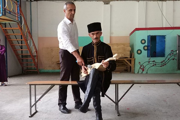 Мастер-класс по изготовлению пандура и игры на нем прошел в детском оздоровительном лагере «Каскад» Гунибского района
