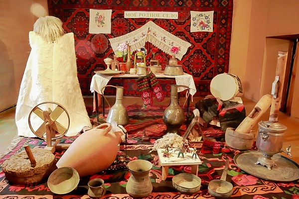 В центре культуры Магарамкентского района прошла выставка изобразительного и декоративно-прикладного искусства «Мое село родное»