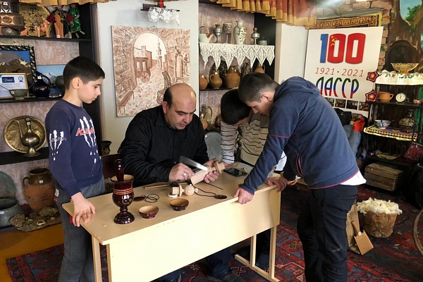 Мы даём возможность детям нашей республики узнать о народных промыслах Дагестана! 
