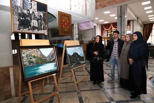 19 декабря в рамках форума-фестиваля  Рождественские встречи в Дагестане «Мир будущего» состоялось открытие выставки наивных художников «Моя лучшая картина».