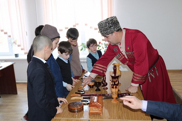 Республиканский Дом народного творчества продолжает серию мастер-классов для жителей республики, на которых знакомит их с традиционными промыслами и ремёслами народов Дагестана.