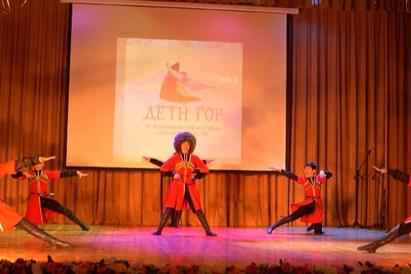 5 ноября в г. Хасавюрте в рамках Года памяти и славы в России состоялся  IX Республиканский фестиваль детского художественного творчества «Дети  гор».