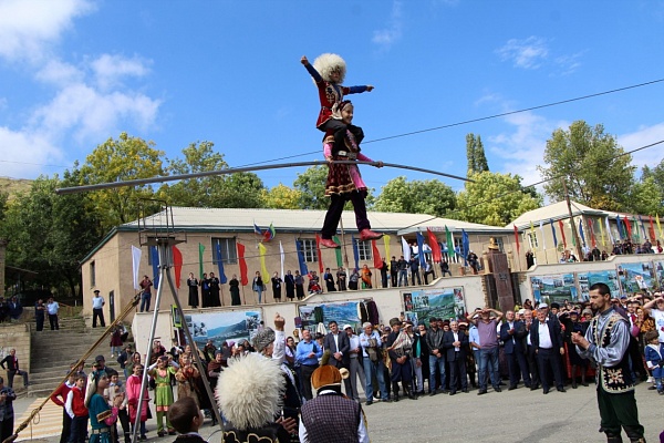 В Кулинском районе состоялись XIX Республиканский фестиваль фольклора и традиционной культуры «Наследие» и праздник канатоходцев «Пагьламан».