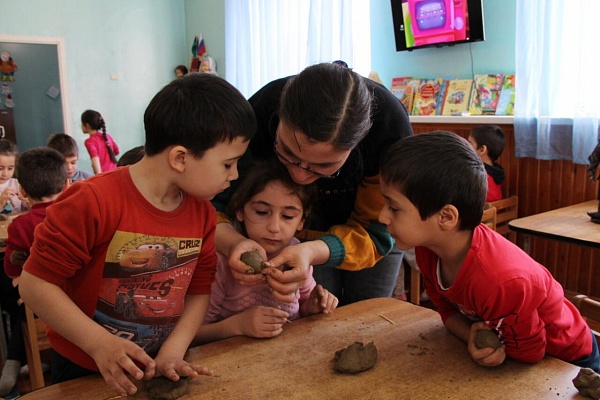 Более 20 детей из Республиканского центра помощи семье и детям приняли  участие в мастер-классе по изготовлению кукол из глины