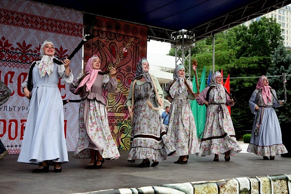 На площадке Аварского театра прошел праздник «Русские хороводы».