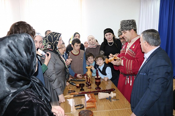 Республиканский Дом народного творчества продолжает серию мастер-классов для жителей республики, на которых знакомит их с традиционными промыслами и ремёслами народов Дагестана.