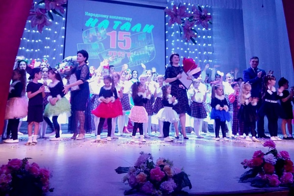 Сегодня хореографический Народный коллектив «Натали» г.Кизляра отмечает 15-летний юбилей. Руководителем и идейным вдохновителем ансамбля является Алла Коваленко, ведь именно благодаря ее таланту, целеустремленности, желанию научить детей танцевать, и был 