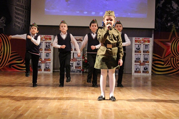 21 февраля в Центре культуры и досуга Кизлярского района прошел муниципальный фестиваль патриотической песни «Голоса Победы».