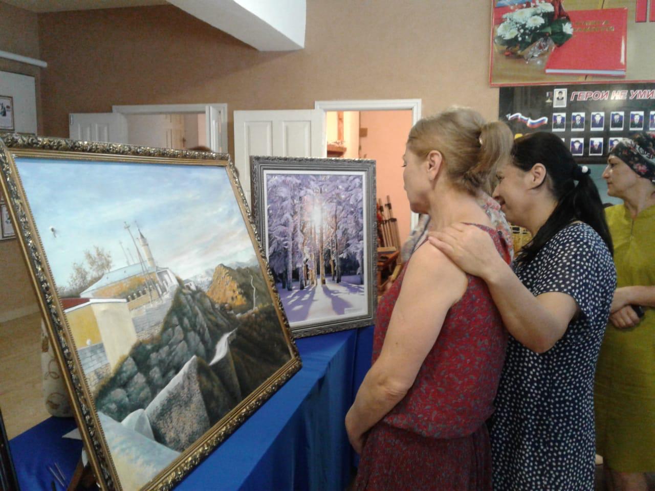 В Новолакском районном Центре культуры открылась передвижная выставка художников-любителей «Мир талантов»
