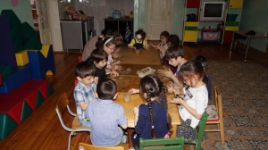 Специалист РДНТ Зухра Гарунова рассказала детям о своём ремесле.