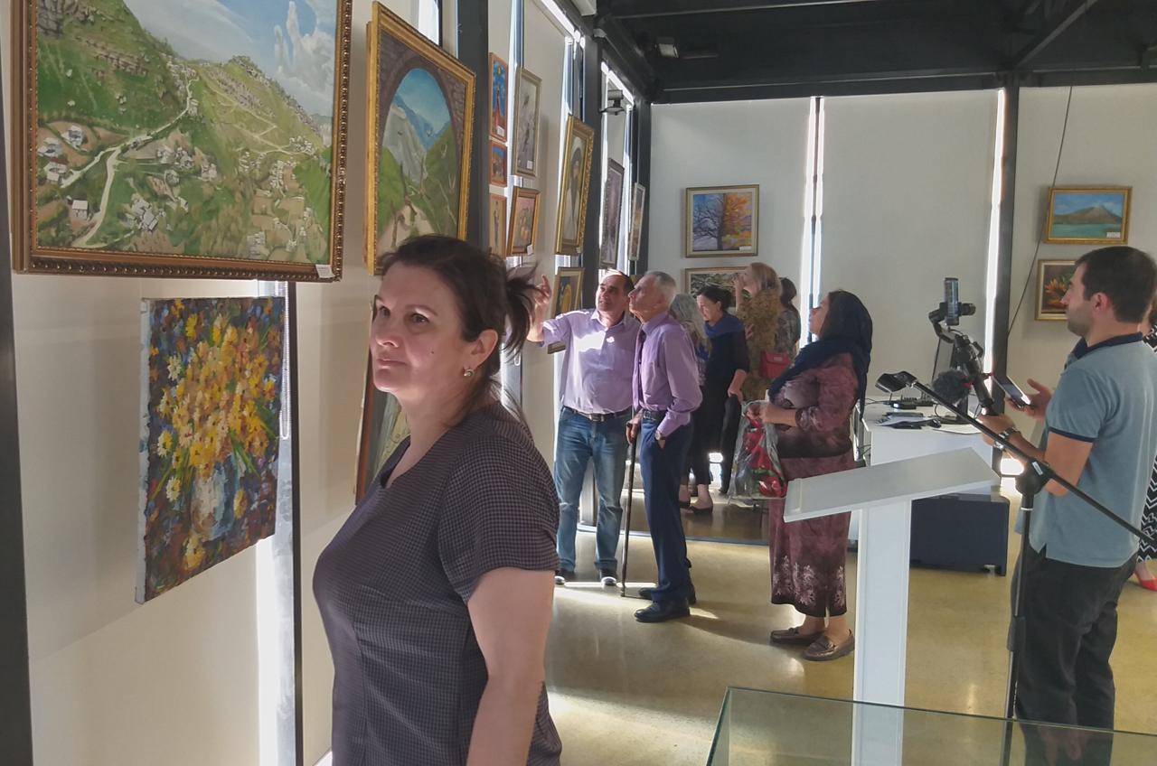 Передвижная выставка самодеятельных художников «Мир талантов» открылась в  Ахтынском районе.