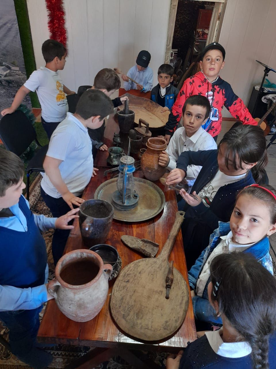 В Алходжакентском сельском доме культуры Каяентского района прошёл познавательный час для детей села под названием «Народным традициям жить и крепнуть»
