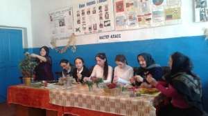 В Центре культуры села Дибгаши Дахадаевского района прошёл мастер-класс по бисероплетению, который провела директор ЦТК Муминат Аммаева.