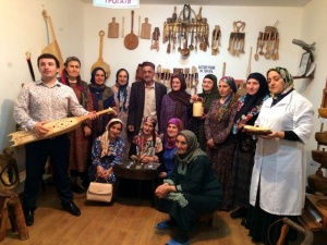Для подопечных КЦСОН провели экскурсию по Центру традиционной культуры народов России Казбековского района