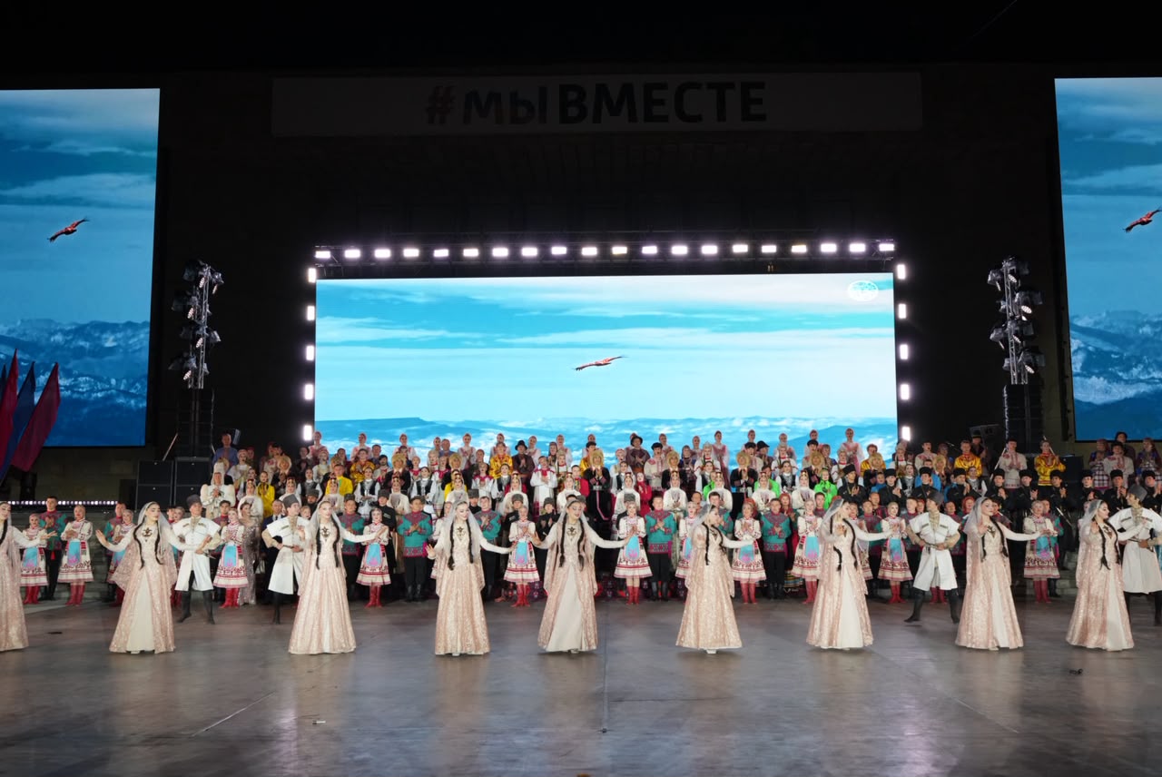 8 сентября на площадке перед Русским театром в Махачкале состоялся парад и гала-концерт «Моя семья - Россия» центральное событие форума-фестиваля народов России, посвящённого Дню языков народов России. 8 сентября на площадке перед Русским театром в Махачкале состоялся парад и гала-концерт «Моя семья - Россия» центральное событие форума-фестиваля народов России, посвящённого Дню языков народов России.