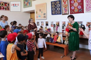 В рамках Дня России в Кайтагском районе открылась выставка «Куклы народов России»