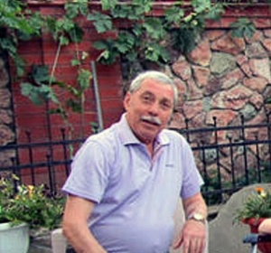 Владимир Цаур был  режиссером народного театра сатиры и юмора г. Каспийска.