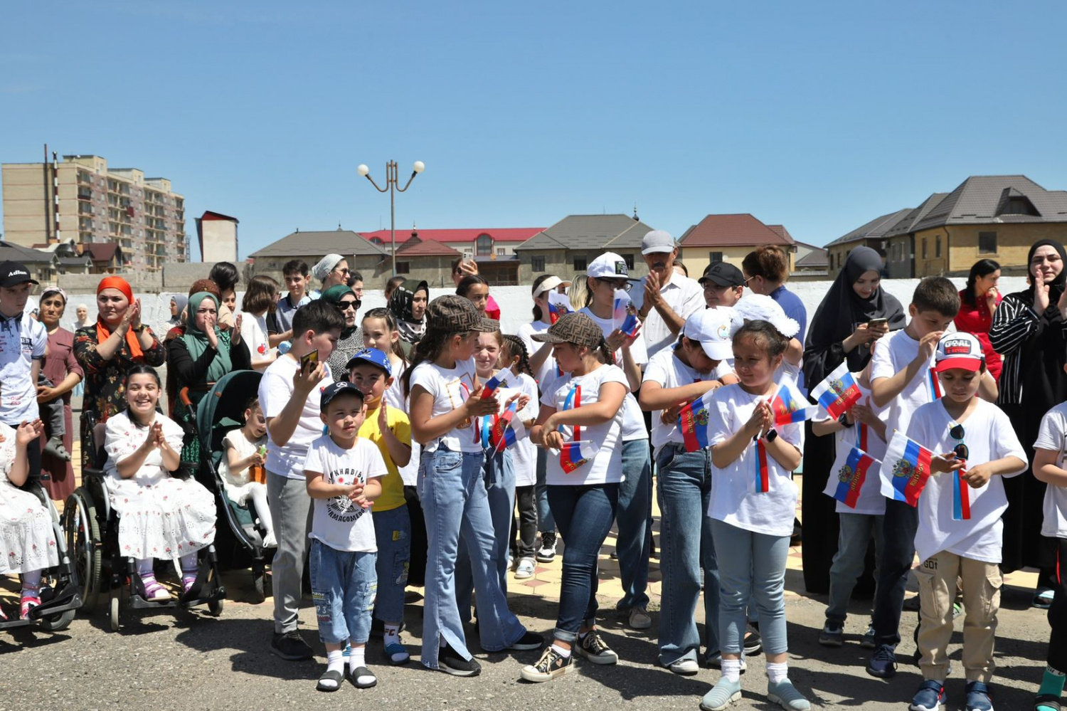 Более 200 детишек из Реабилитационного Центра «Надежда» стали участниками и зрителями концерта, который состоялся в Международный день защиты детей